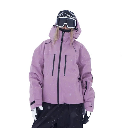 Frau in rosa-violetter Schneejacke mit Kapuze, Skibrille und weißen Handschuhen, Frontansicht mit Brusttaschen, Ärmeltasche und Klettverschluss an den Ärmelbünd 4