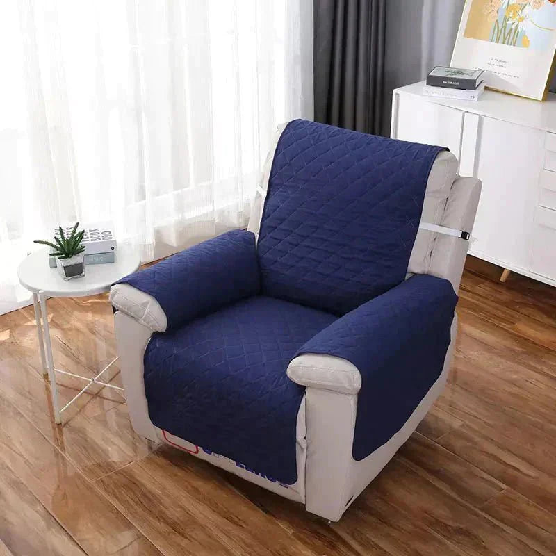 Blaue, universelle, weiche Sesselhusse im Wohnzimmer, gesteppter Stoff, modernes Design.