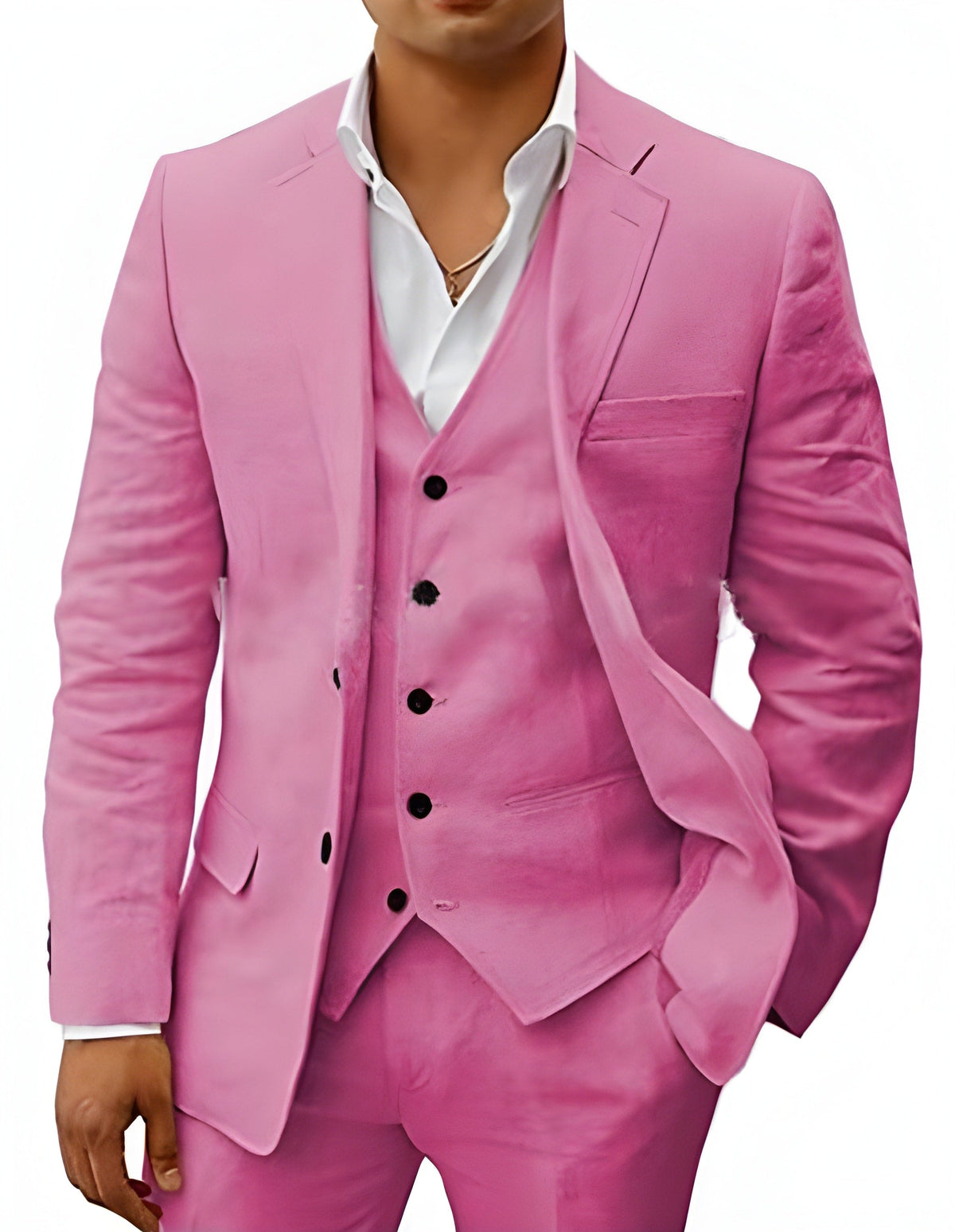 Dreiteiler in Rosa mit schwarzen Knöpfen, vom Model mit weißem Hemd und Kette getragen. 14