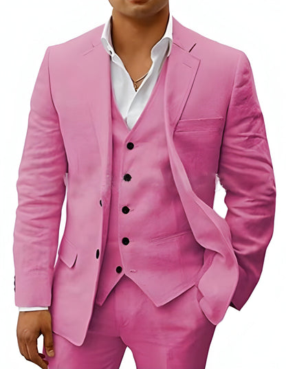 Dreiteiler in Rosa mit schwarzen Knöpfen, vom Model mit weißem Hemd und Kette getragen. 14