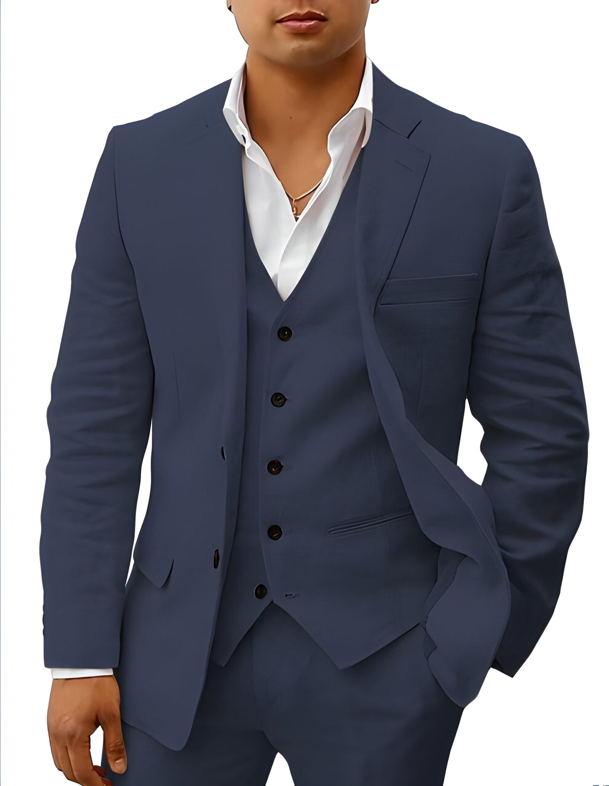 Nahaufnahme des marineblauen Anzugs mit Weste, Reverskragen und Brusttasche am Model. 6