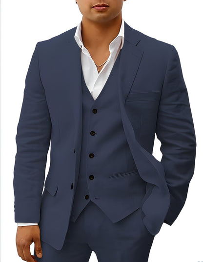 Nahaufnahme des marineblauen Anzugs mit Weste, Reverskragen und Brusttasche am Model. 6