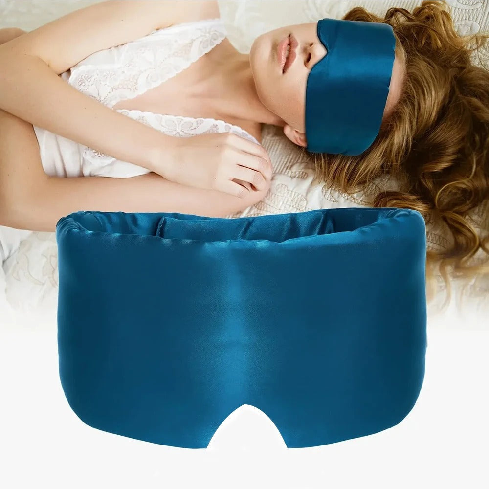 Frau mit blauer Seiden-Schlafmaske, luxuriös, bequem, ideal für erholsamen Schlaf.