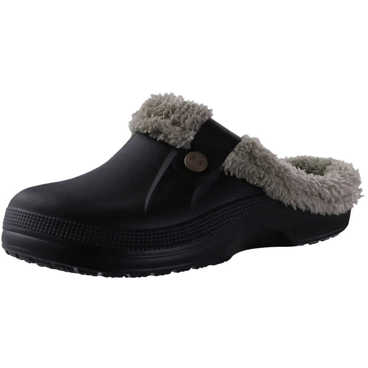 Schwarzer Clog mit grauem Plüschfutter, Zierknopf am Riemen und profilierter Sohle, schräg von vorne auf weißem Hintergrund fotografiert. 1