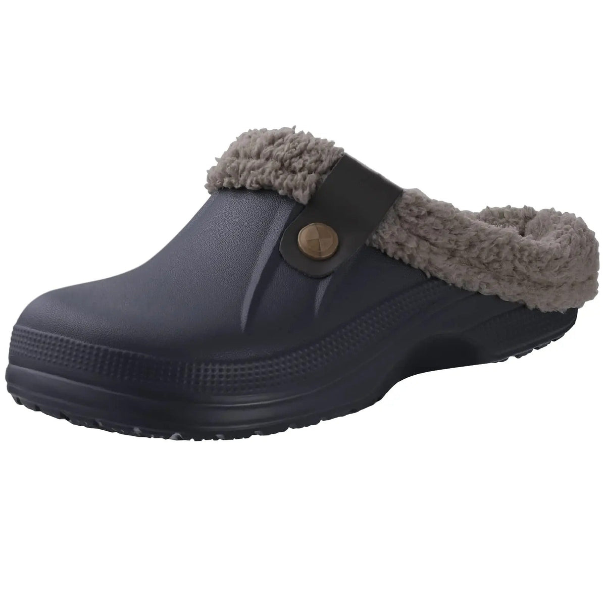 Dunkelblau-grauer Clog mit grauem Fellfutter und braunem Riemen mit Knopf, schräg von vorne freigestellt auf weißem Hintergrund. 3