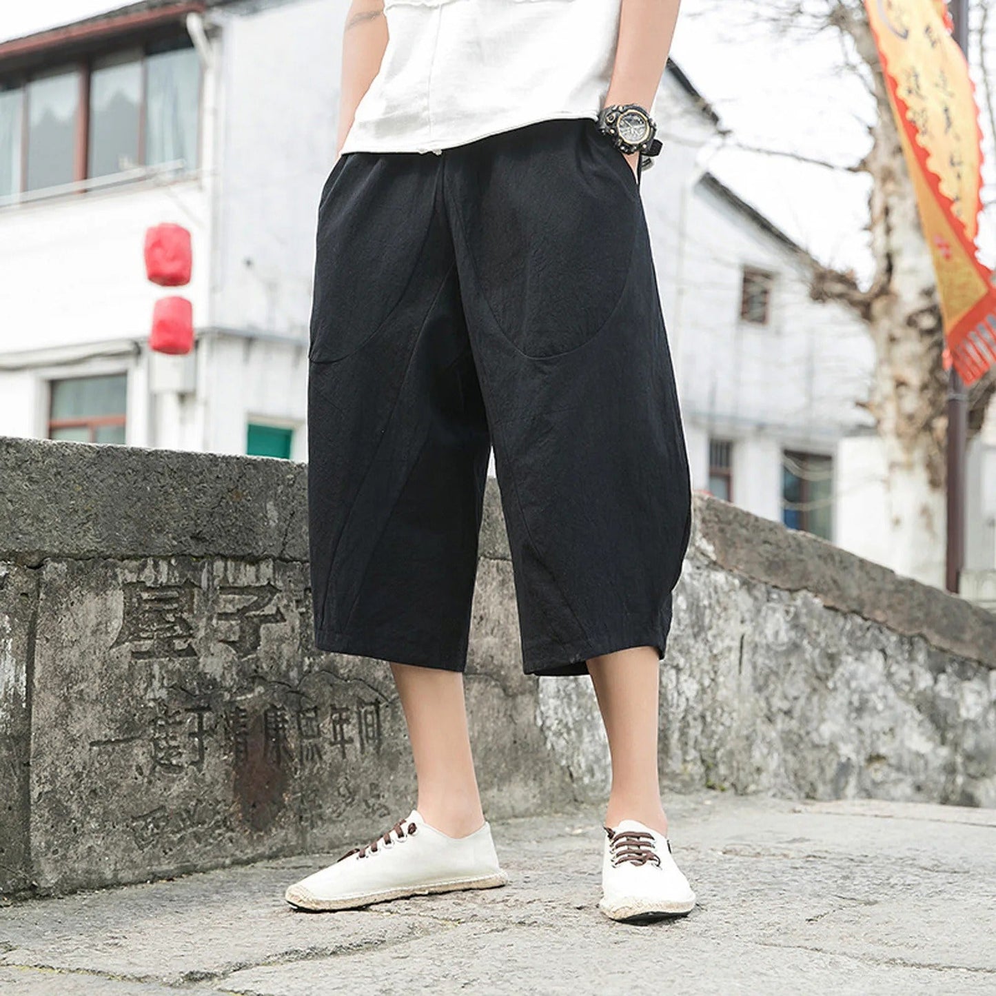 Schwarze Herren-Caprihose, lässig, Baumwolle, Sommermode, urbaner Stil, bequem.