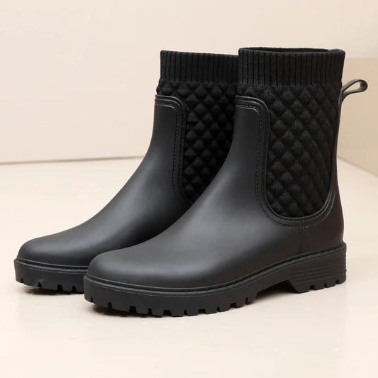 Schwarze Damenstiefel, wasserdicht, mit rutschfester Sohle und gestepptem Schaft.