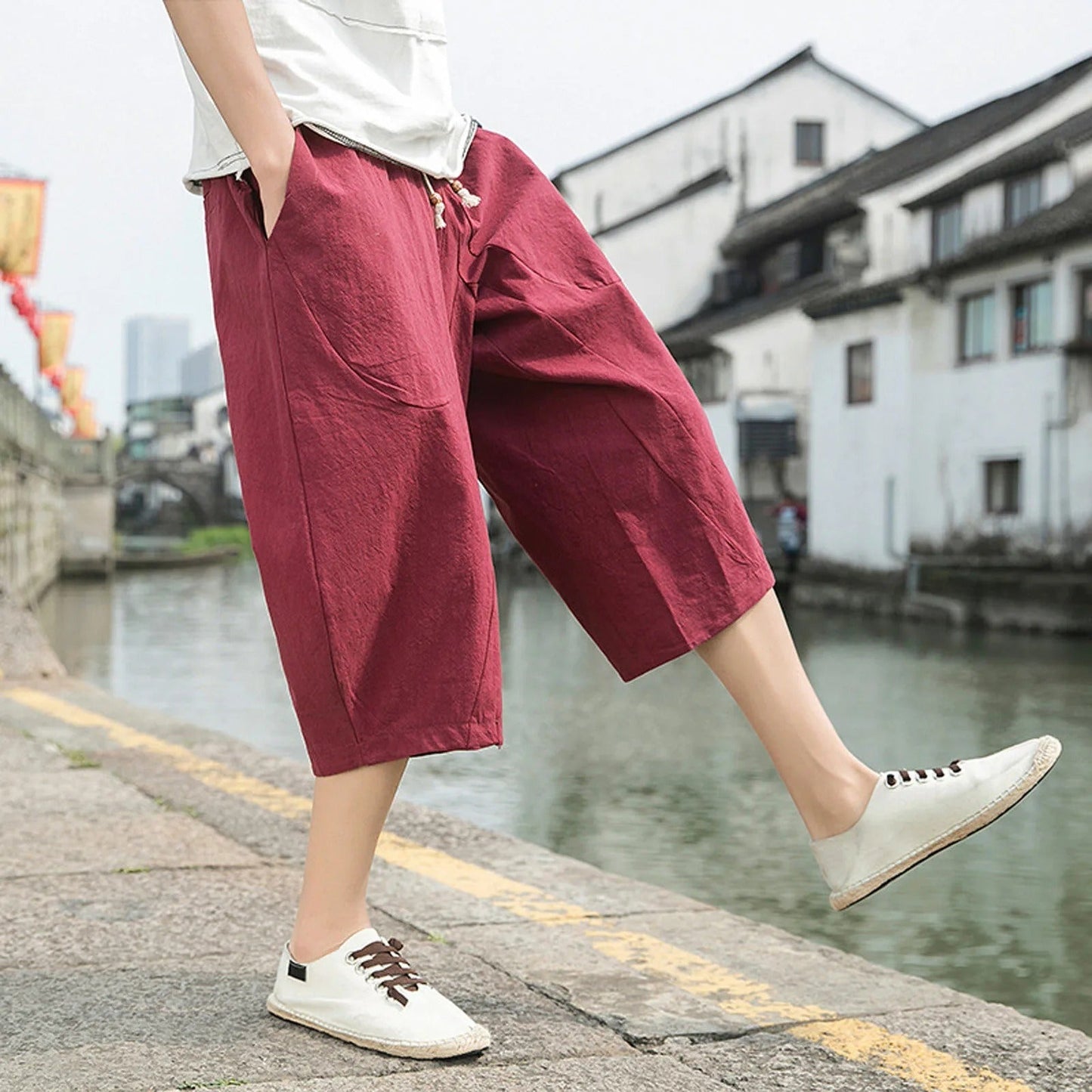 Rote Leinen-Shorts für Herren, lässig, knielang, Sommermode, am Flussufer.