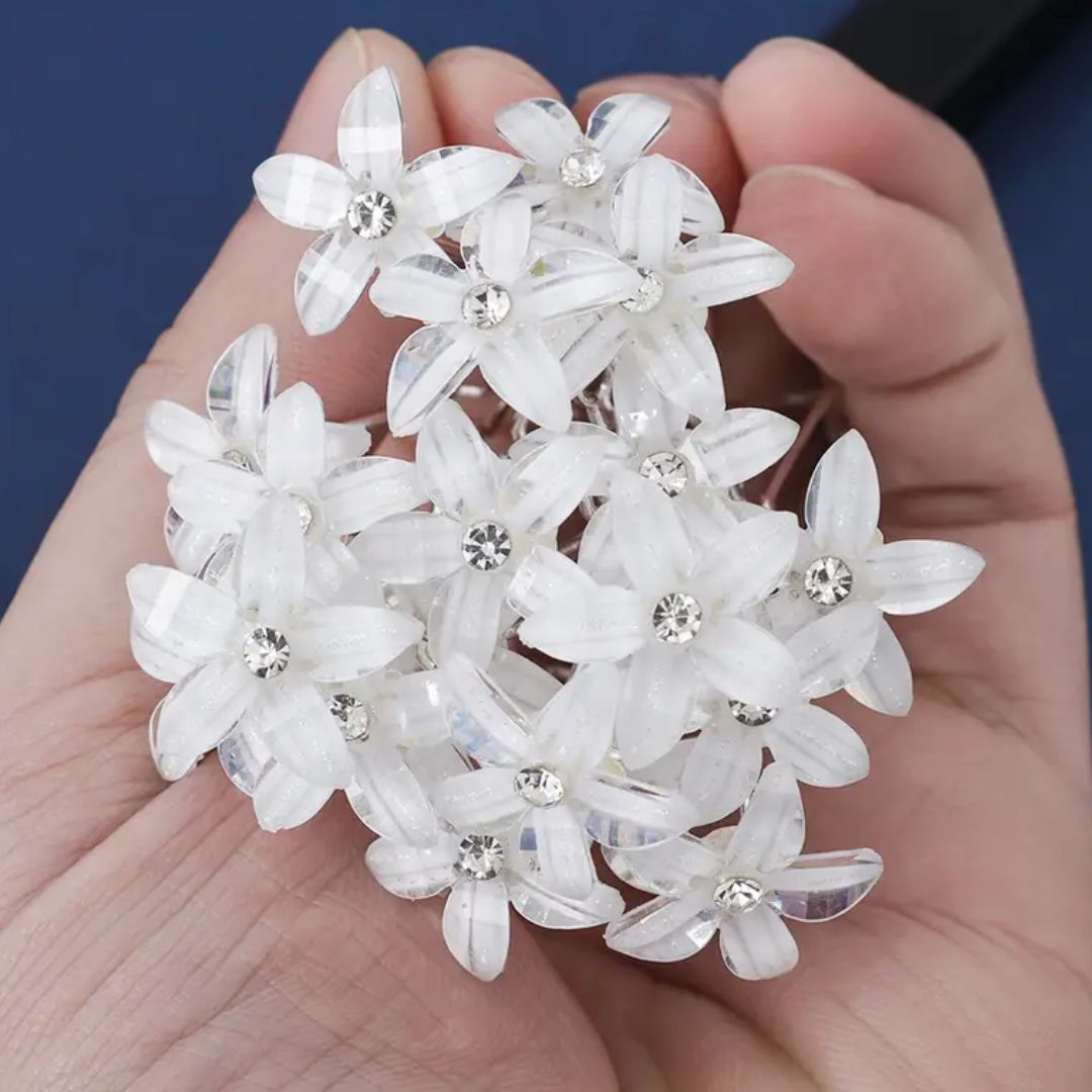 Weiße Blumen-Haarspange mit Strasssteinen, elegantes Accessoire, Hochzeitsschmuck, Damenmode.