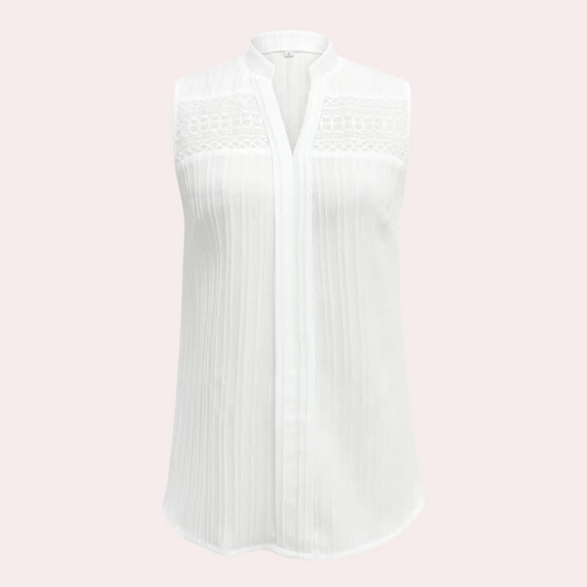 Ärmellose weiße Damenbluse mit Spitzenbesatz, elegant und luftig für Sommermode.