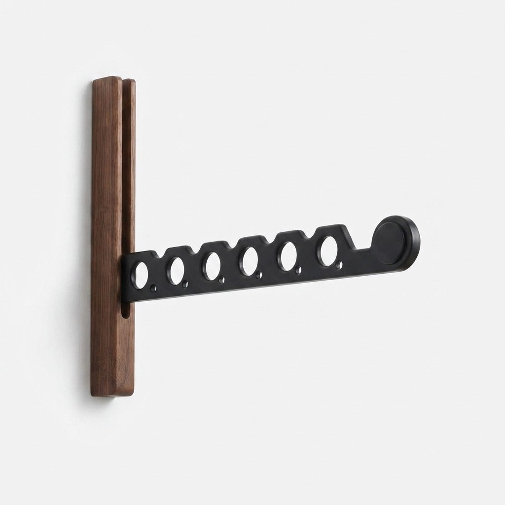 Freigestellte Seitenansicht der dunklen Holzgarderobe mit ausgeklapptem schwarzem Arm mit sechs Löchern und rundem Endstück. 11