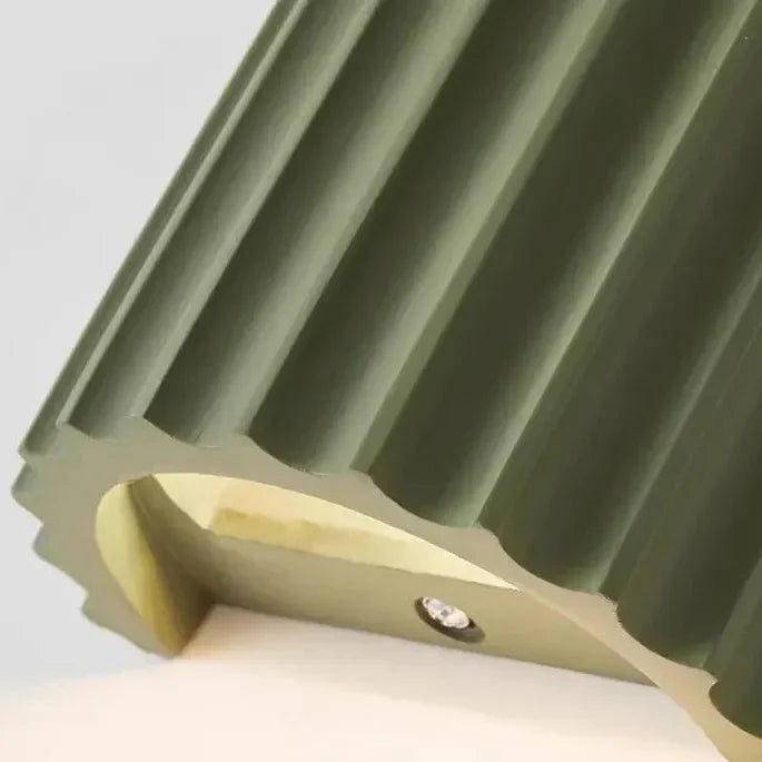 Nahaufnahme einer grünen gerillten Wandleuchte von unten mit Rillen, Kante und kleiner Lichtquelle 14