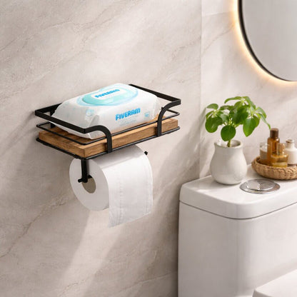 Wandhalter über dem Spülkasten, auf der Ablage liegt eine Packung Feuchttücher, darunter hängt eine Rolle Toilettenpapier. 2