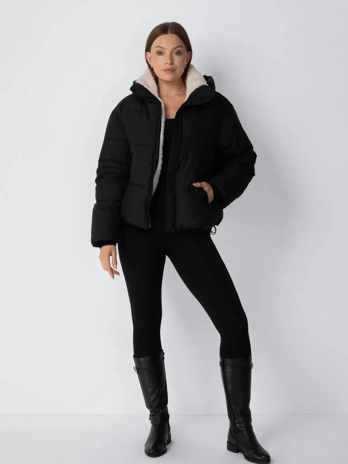 Ganzkörperbild der schwarzen Jacke mit schwarzen Leggings und hohen schwarzen Lederstiefeln 13