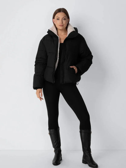 Ganzkörperbild der schwarzen Jacke mit schwarzen Leggings und hohen schwarzen Lederstiefeln 13