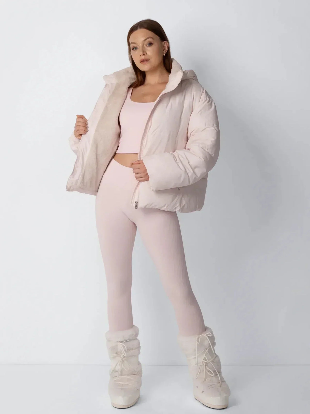 Rosa Jacke mit geöffnetem Reißverschluss, Model zeigt das beige Fleecefutter im Ganzkörperbild 8