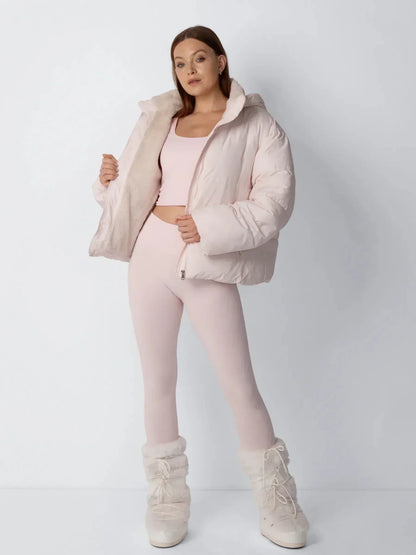 Rosa Jacke mit geöffnetem Reißverschluss, Model zeigt das beige Fleecefutter im Ganzkörperbild 8