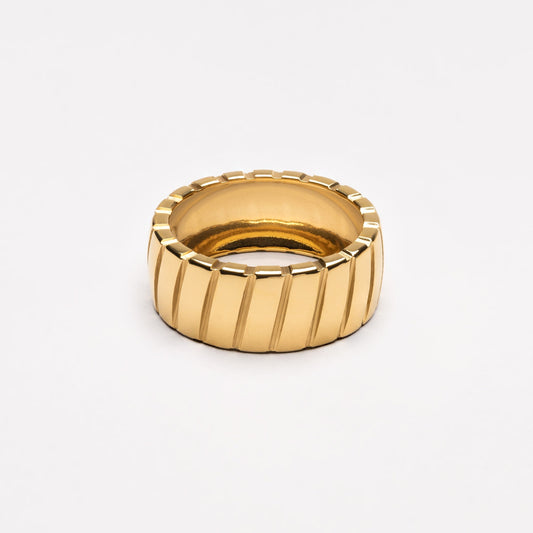 Goldener, wasserdichter Ring mit Rillenmuster, modisches Schmuckstück für Herren und Damen.