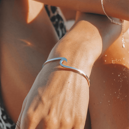 Silbernes Wellenarmband, minimalistisches Design, Damenmode, Schmuckaccessoire, Sommerstil.
