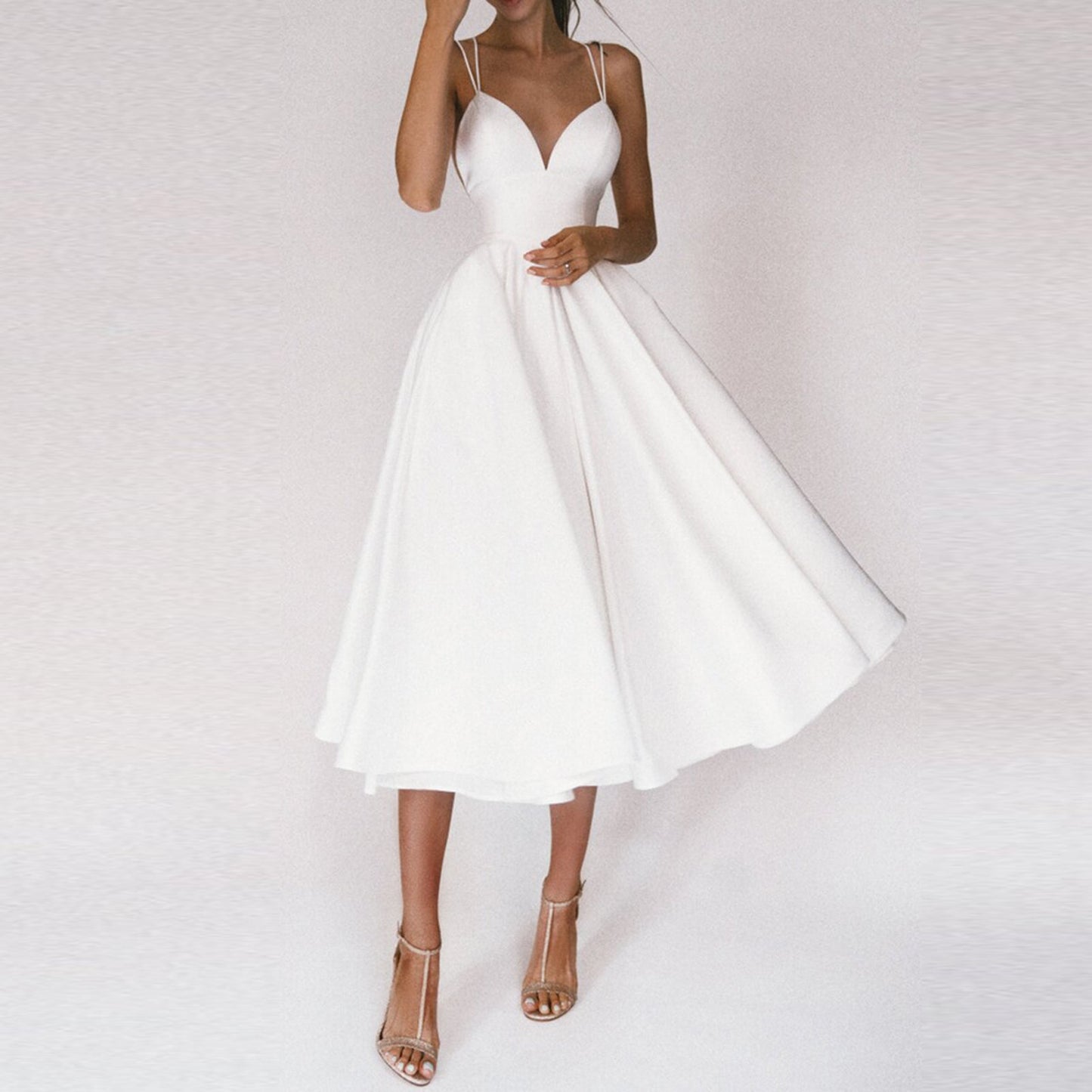 Weiße Cocktailkleid Damen, ärmellos, V-Ausschnitt, knielang, elegantes Design.