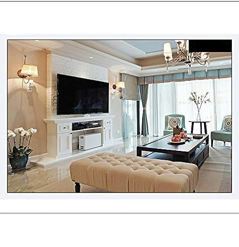 Helles Wohnzimmer mit Fernseher auf weißem Sideboard, gepolsterter Bank und Couchtisch, als Beispiel für den Überwachungsbereich. 5