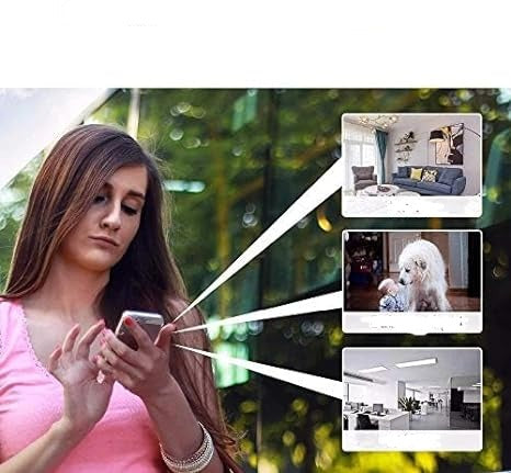 Frau im rosa Oberteil schaut auf ihr Smartphone, daneben drei Live-Ansichten von Wohnzimmer, Kind mit Hund und Büro. 7