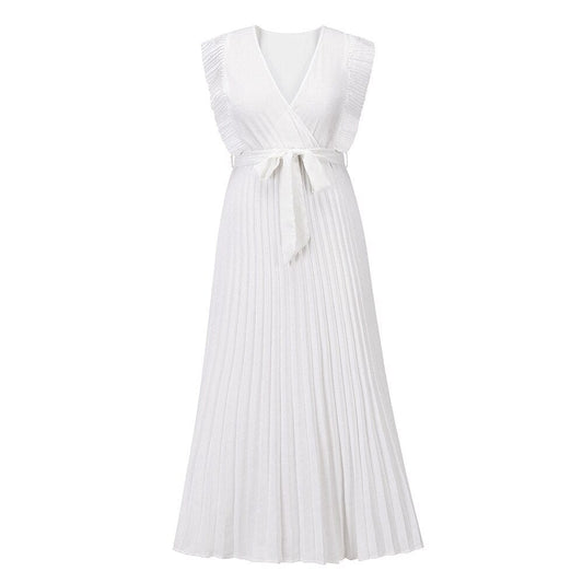 Weiße Boho-Brautkleid mit V-Ausschnitt, ärmellos, plissiert, für Hochzeitsfeier.