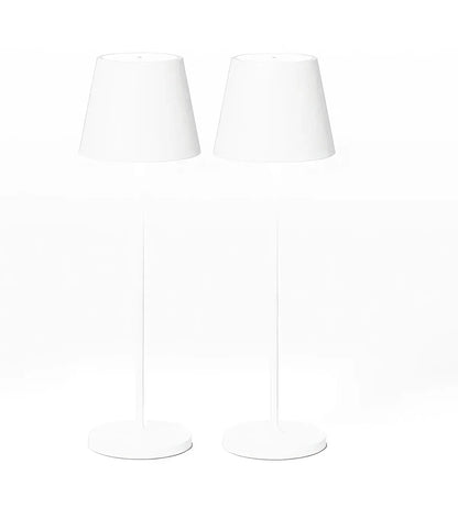 Zwei weiße Stehlampen, modernes Design, minimalistisch, Wohnzimmerbeleuchtung, Metall.