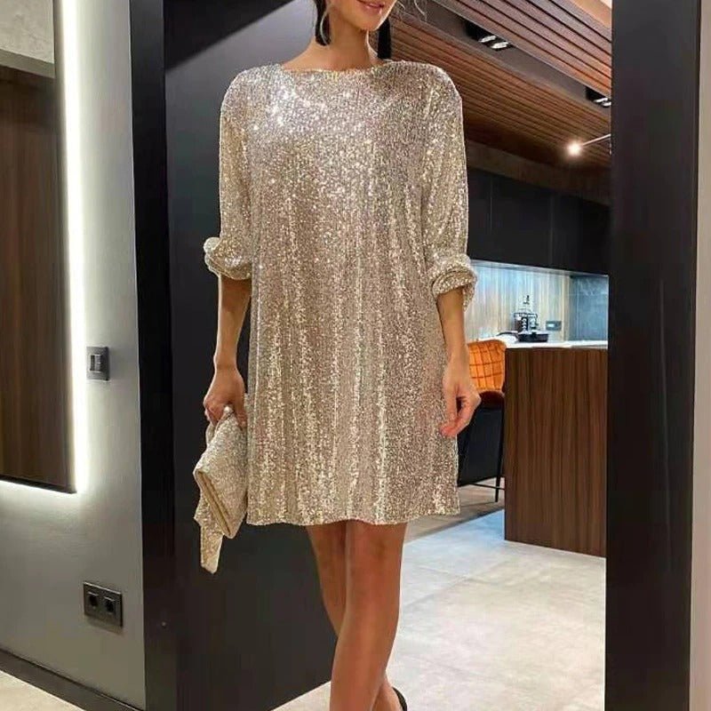 Frau in glitzerndem, silbernem Minikleid, Partykleid, elegantes Outfit, Abendmode.
