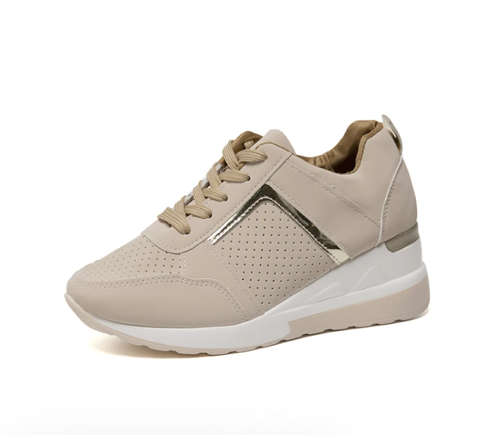 Beiger Sneaker mit goldenen Akzenten, perforiertem Leder, weißer Sohle, modisch, bequem.