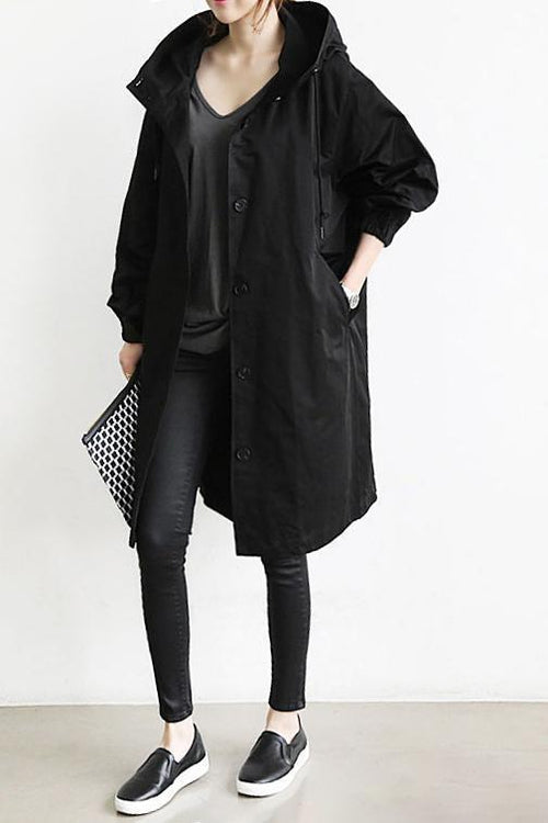 Schwarze Variante an einem Model mit Leggings und Slippern, Hand in der Tasche, Clutch in der Hand 2