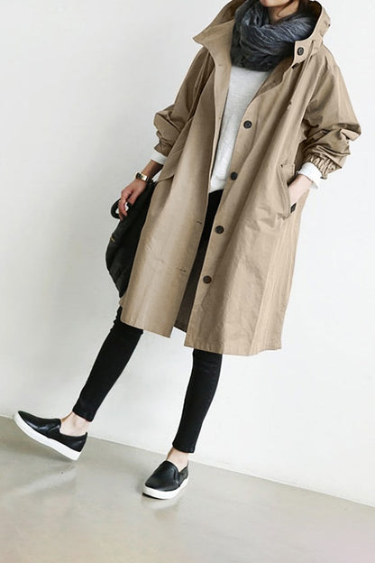Beige Variante mit hochgestelltem Kragen, Knopfleiste und Tasche, getragen mit grauem Schal und schwarzer Handtasche 5
