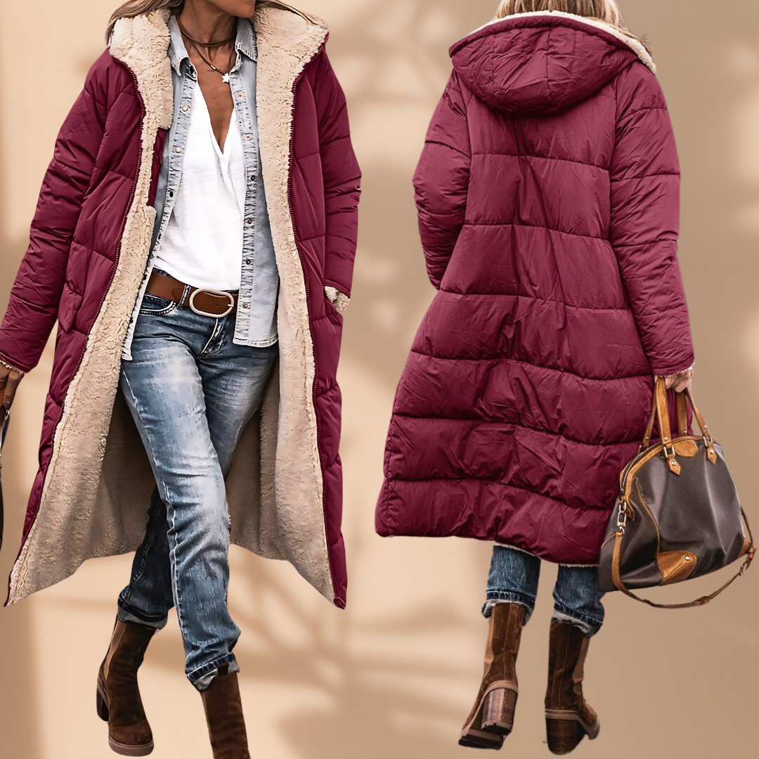 Weinrote, lange Steppjacke mit cremefarbenem Teddyfutter, links offen von vorn, rechts von hinten mit Kapuze, kombiniert mit Jeans und Stiefeln. 1
