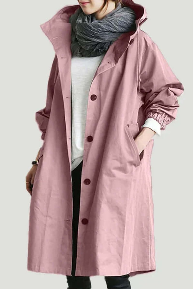 Rosa Mantel mit Kapuze, offen getragen über weißem Shirt und grauem Schal, Hand in der Tasche 1