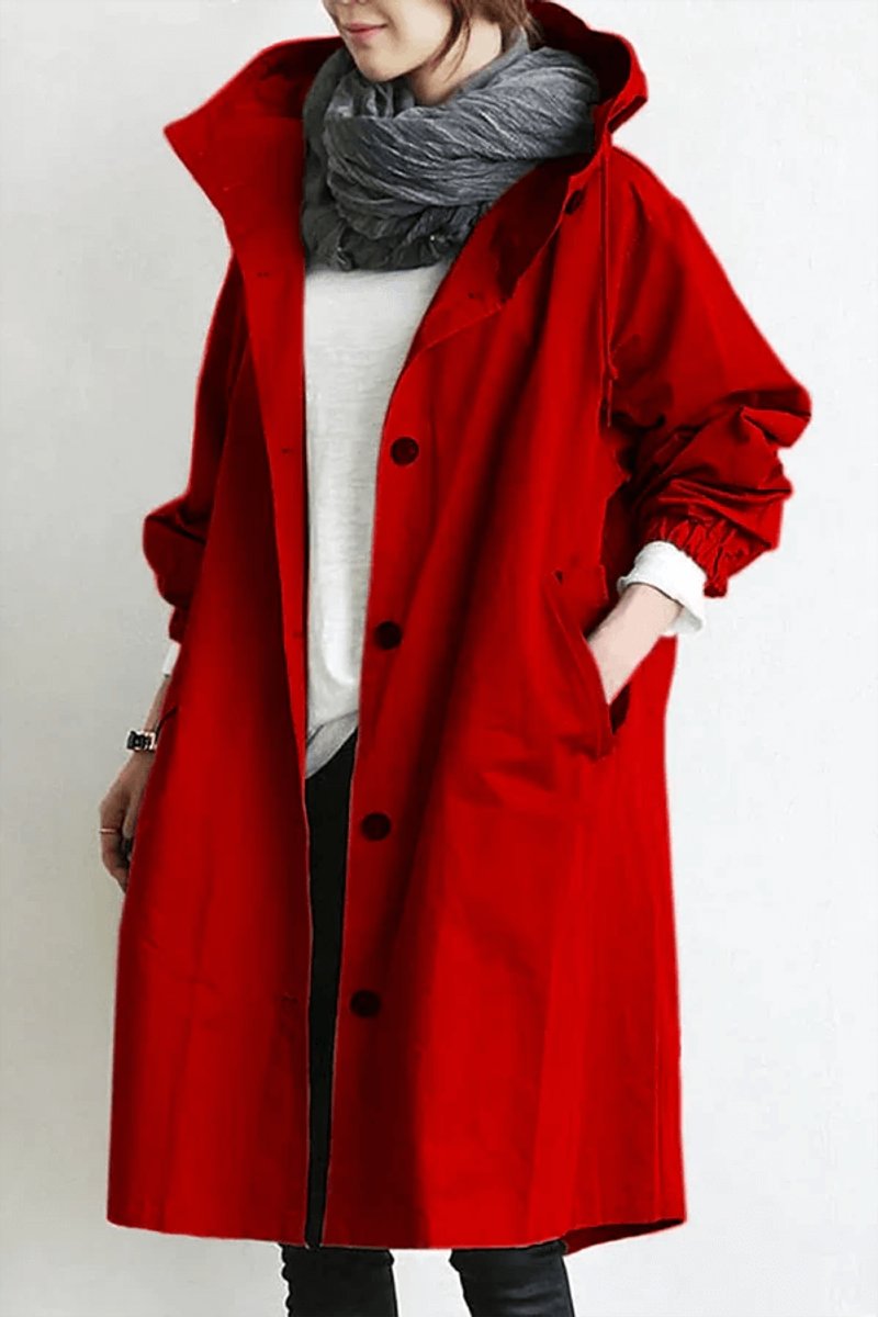 Roter Mantel mit Kapuze und Knöpfen, Frontansicht mit grauem Schal und weißem Shirt 4