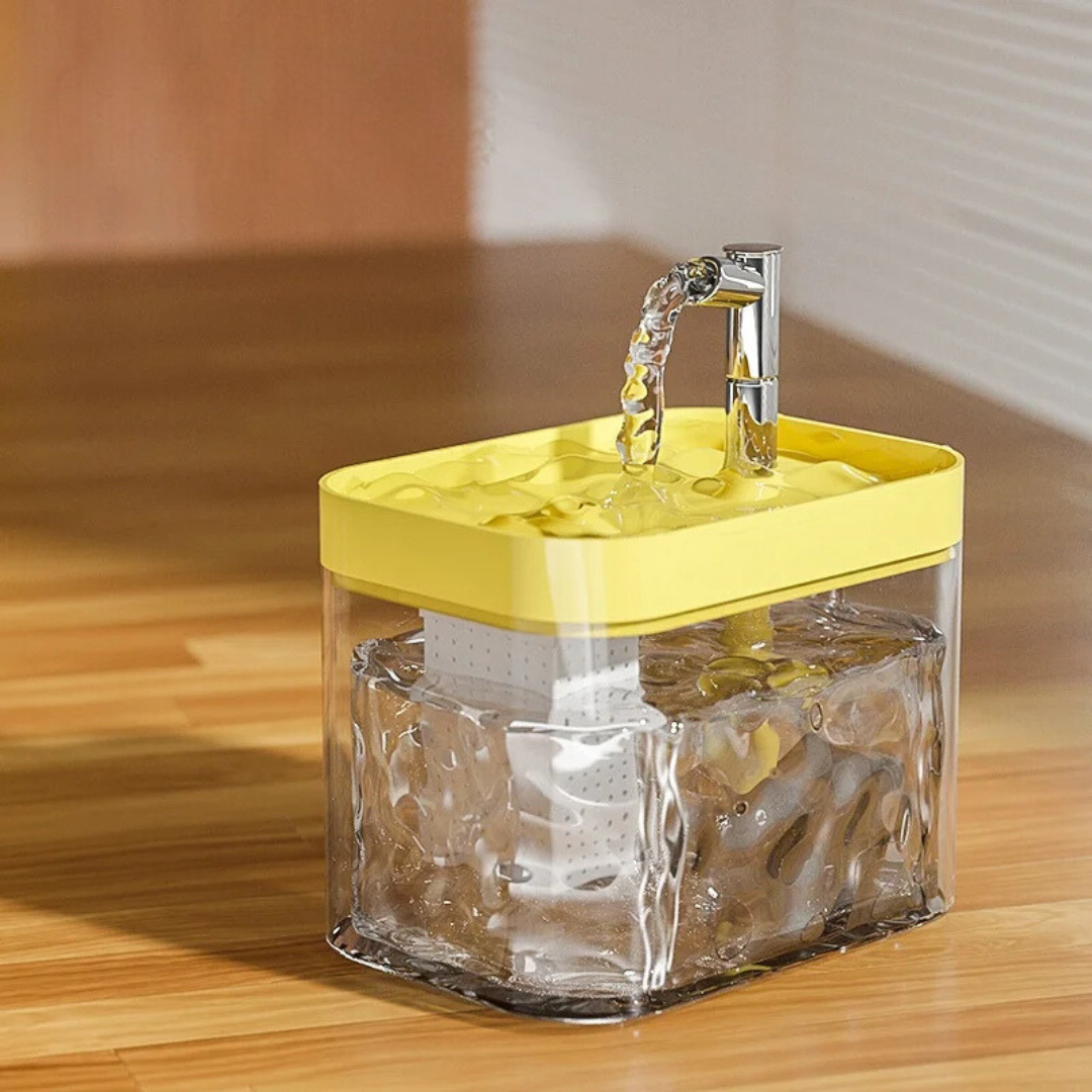 Gelber Wasserfilterbehälter mit Wasserhahn auf Holzoberfläche, transparentes Design.