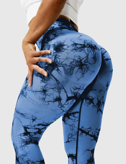 Frau in blauen, marmorierten Leggings, Sportbekleidung, Fitnessmode, elastisch, figurbetont.