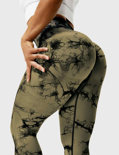 Frau in braunen Leggings mit schwarzem Marmor-Muster, Sportbekleidung, Fitnessmode.