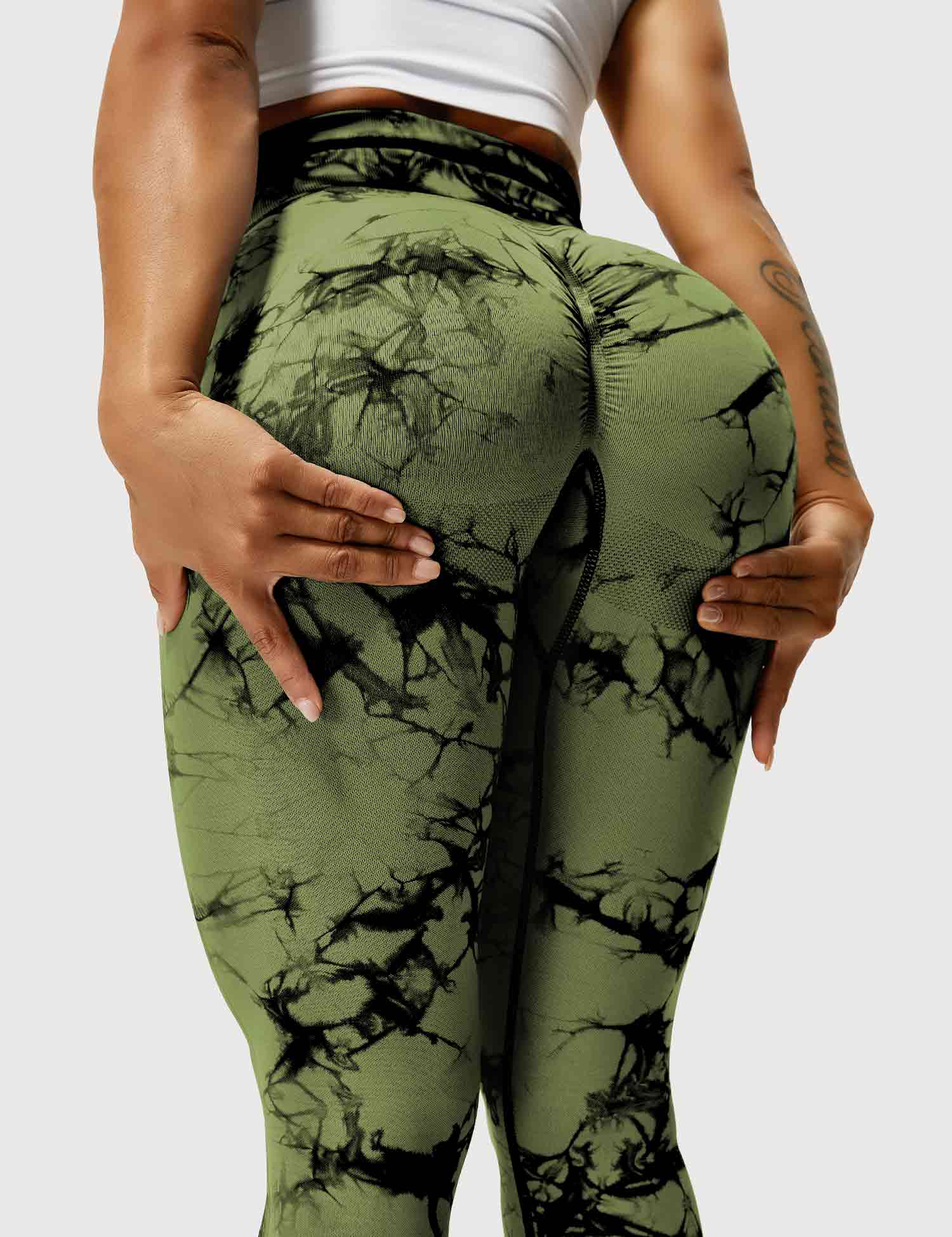 Grüne Damenleggings mit Marmormuster, figurbetont, elastisch, Sportbekleidung.