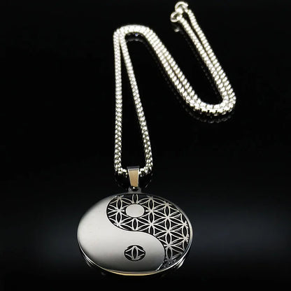 Yin-Yang-Anhänger aus Edelstahl mit Kette, schwarz-silber, geometrisches Design.