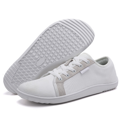 Weiße minimalistische Sneaker aus Canvas, rutschfeste Sohle, vegan, unisex, bequem.