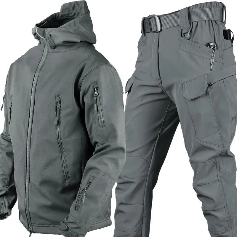 Graues Set aus Kapuzenjacke und Cargohose mit Gürtel, freigestellt, mit Reißverschlusstaschen und großer Beintasche. 10