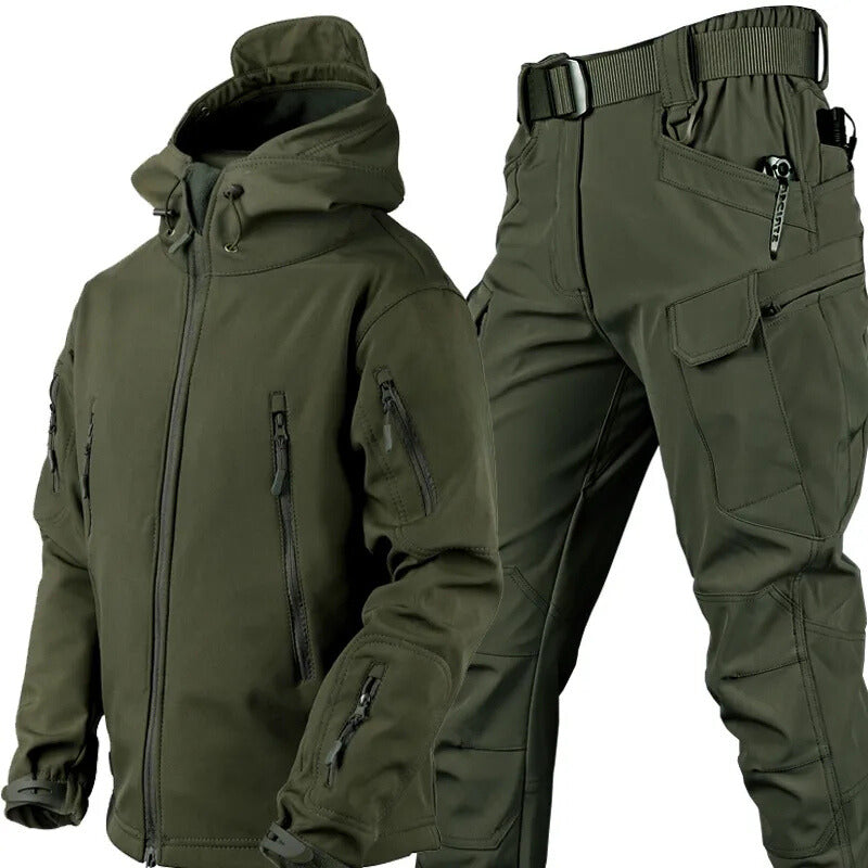 Olivgrünes Set aus Kapuzenjacke und Cargohose mit Gürtel, freigestellt, mit Fleecefutter im Kragen und mehreren Taschen. 12