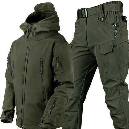 Olivgrünes Set aus Kapuzenjacke und Cargohose mit Gürtel, freigestellt, mit Fleecefutter im Kragen und mehreren Taschen. 12