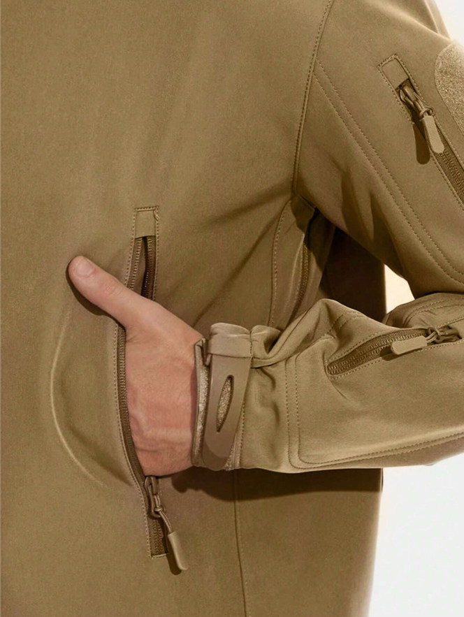 Detailaufnahme in Beige: Hand in der seitlichen Reißverschlusstasche, daneben Ärmeltasche und verstellbarer Ärmelabschluss mit Riemen. 13