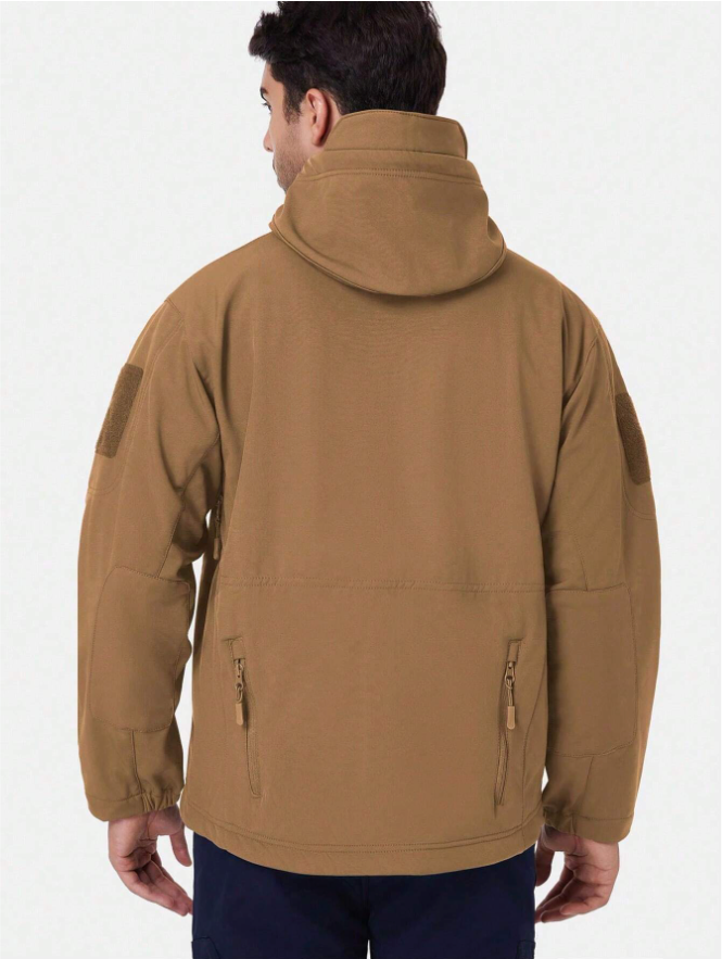Rückansicht der beigen Jacke am Model mit Kapuze, Klettflächen an den Oberarmen und zwei Reißverschlusstaschen am Rücken unten. 14