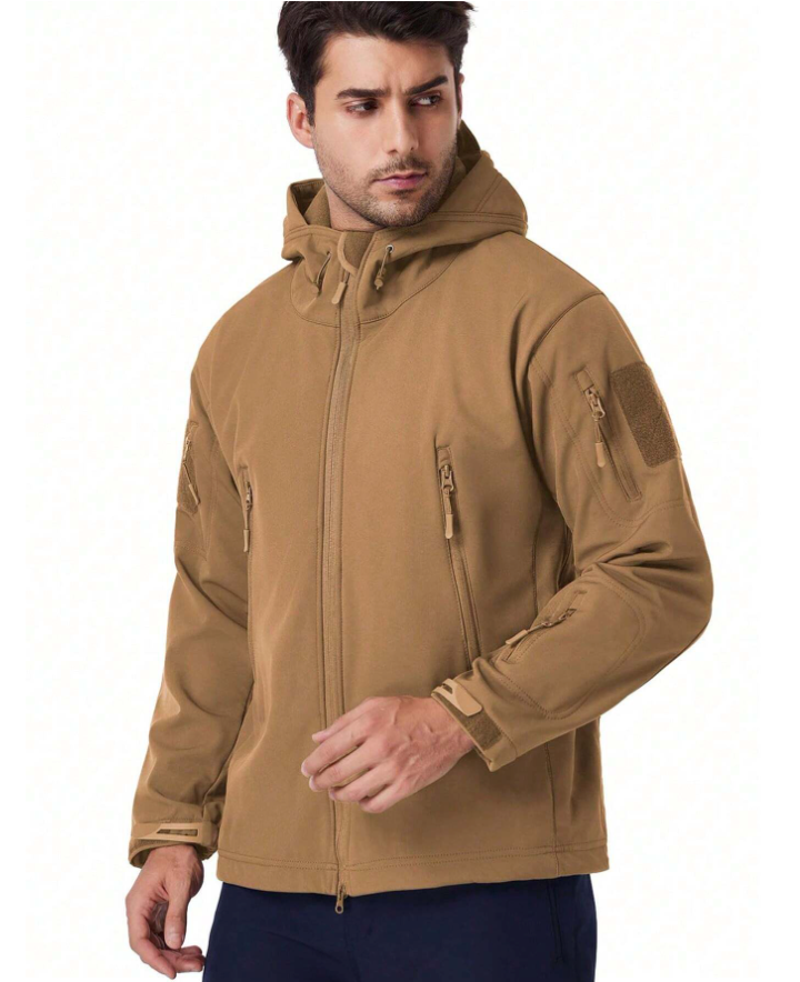 Mann in der beigen Kapuzenjacke, seitlich blickend, mit Brusttaschen, Ärmeltasche, Klettfläche am Oberarm und durchgehendem Reißverschluss. 16