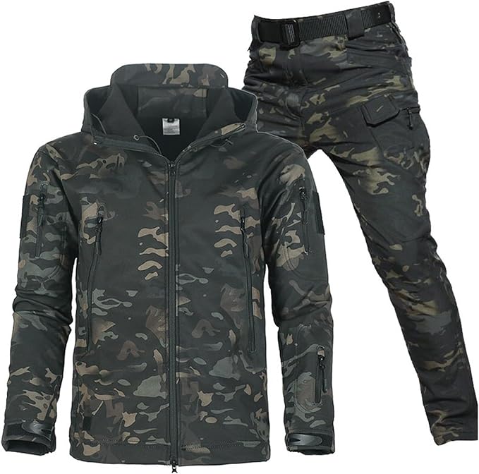 Set aus Jacke und Hose im dunklen Camouflage-Muster, freigestellt, mit Kapuze, Reißverschlusstaschen und Gürtel an der Hose. 18