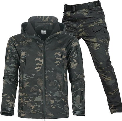 Set aus Jacke und Hose im dunklen Camouflage-Muster, freigestellt, mit Kapuze, Reißverschlusstaschen und Gürtel an der Hose. 18