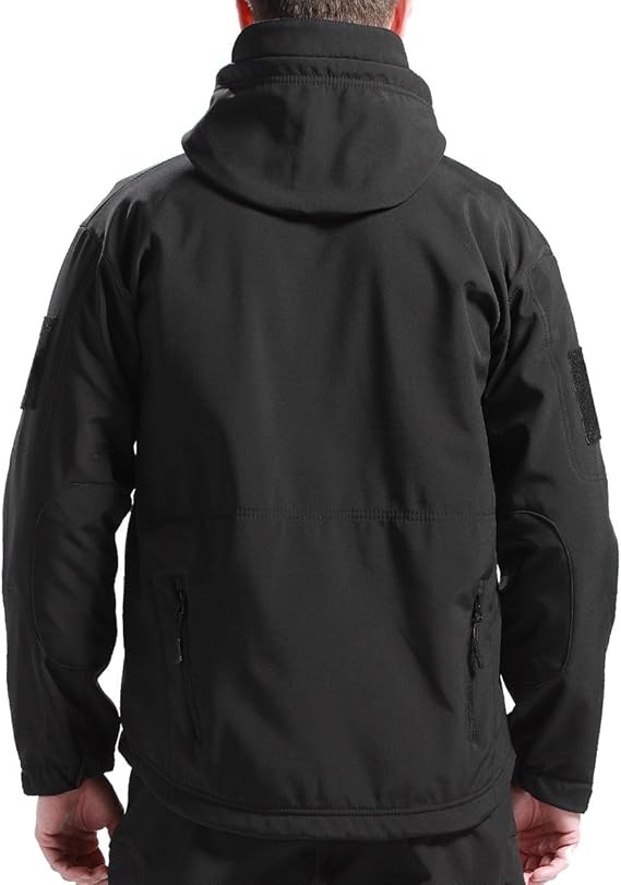 Rückansicht der schwarzen Jacke am Model mit Kapuze, Ellbogenverstärkungen, Klettfläche am Ärmel und zwei Reißverschlusstaschen unten. 3